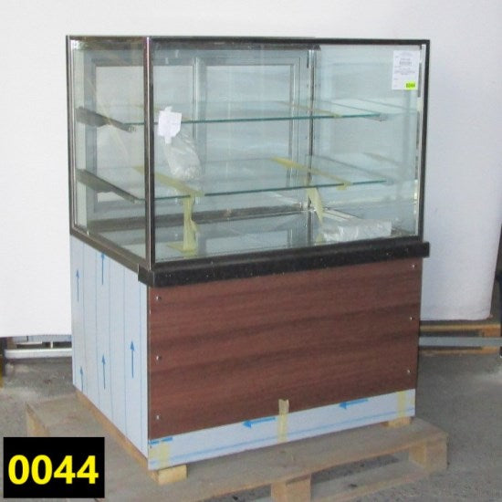 Konditorei-Theke mit 2 Regalböden und gerader Frontverglasung, Umluft, 0°/+8°C - BESCHÄDIGT